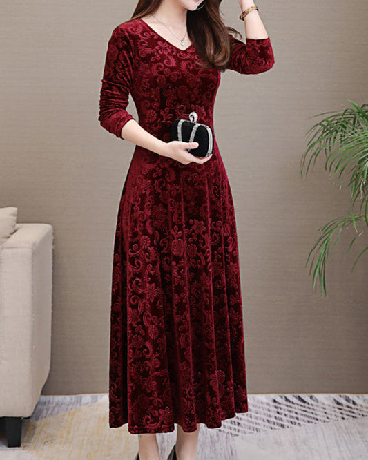 ALDA | Velvet midi dress with long sleeves and timeless elegance 1