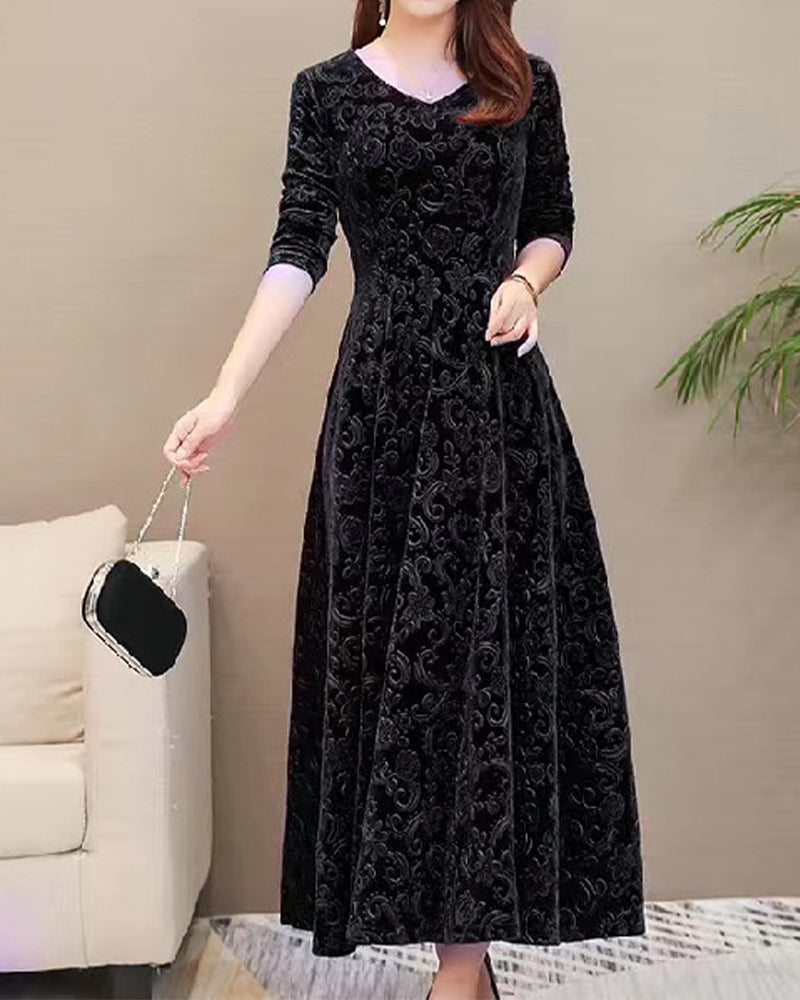 ALDA | Velvet midi dress with long sleeves and timeless elegance 3