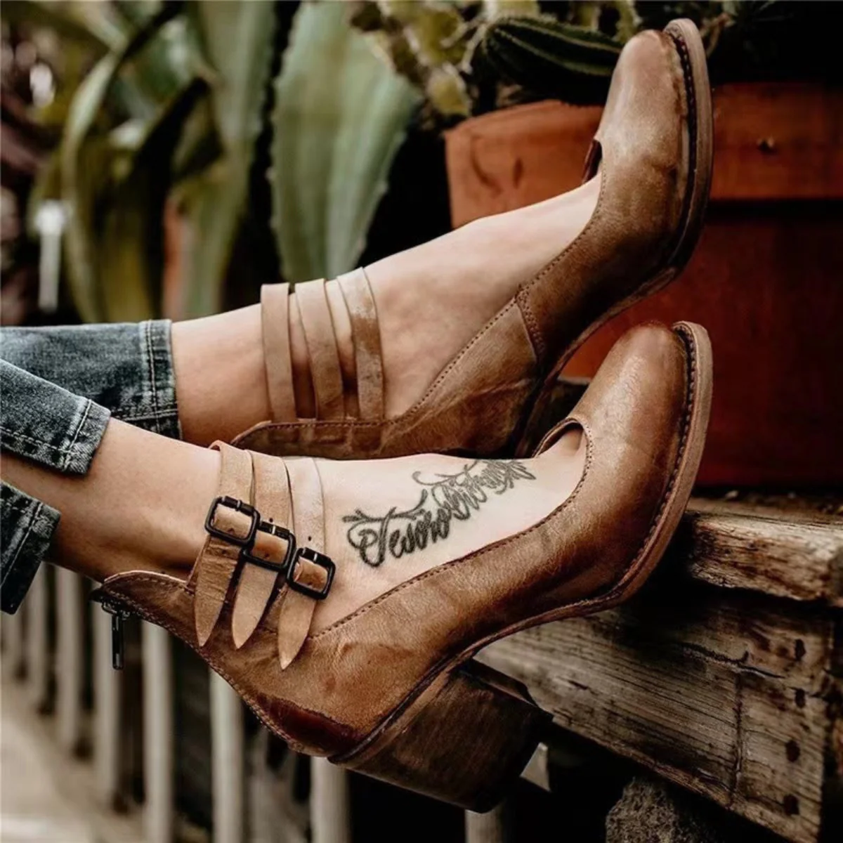 Alvinea | Ankle boots with block heel and buckle closure 2