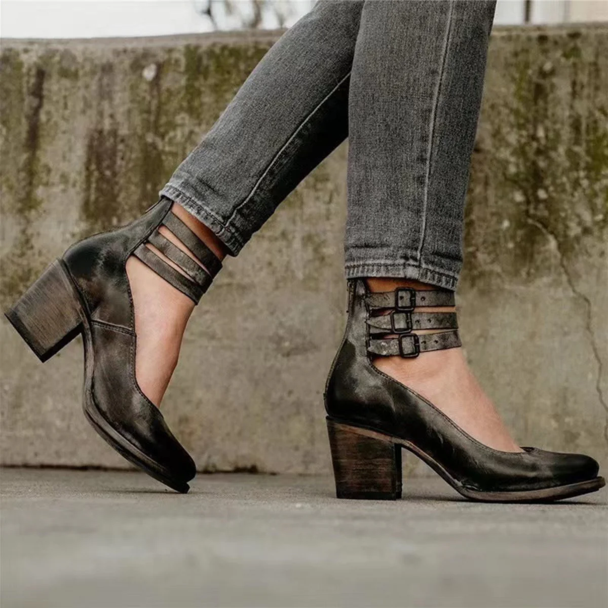 Alvinea | Ankle boots with block heel and buckle closure 7