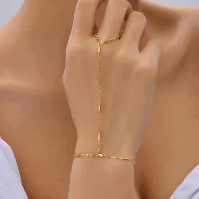Ayanna | Gold-colored Jewelry Set with Handharness Detail 2