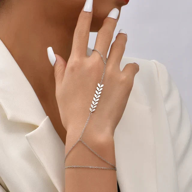 Ayanna | Gold-colored Jewelry Set with Handharness Detail 7