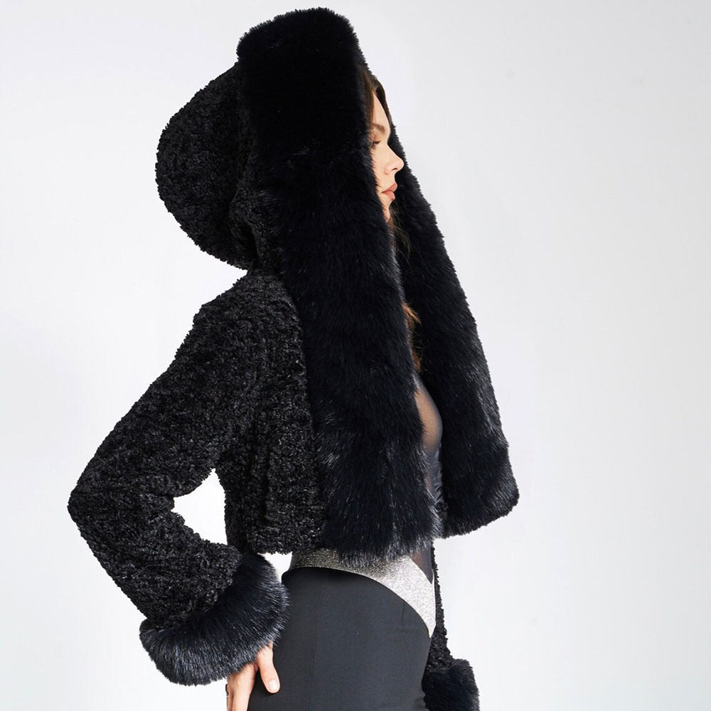 Cropped coat for a glamorous winter look 3
