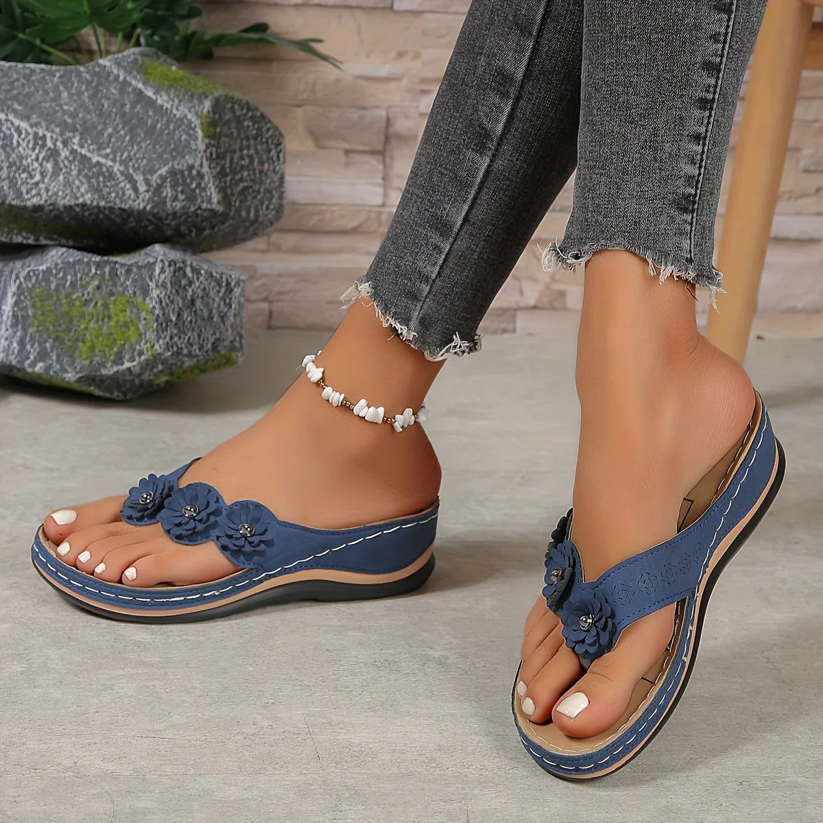 FLORELLA | Summer slides with floral detail and raised sole 2