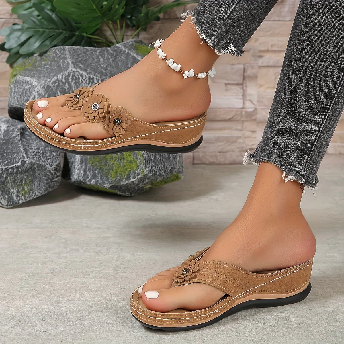 FLORELLA | Summer slides with floral detail and raised sole 4