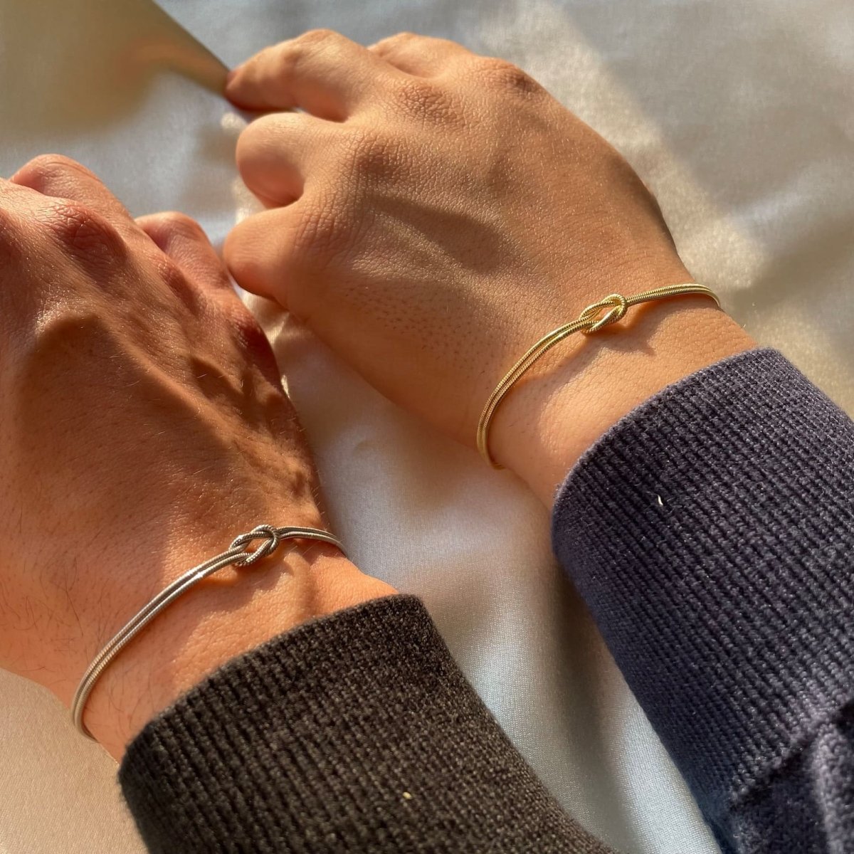 LUNA | Timeless Love Knot Bracelet in Minimalist Style 1