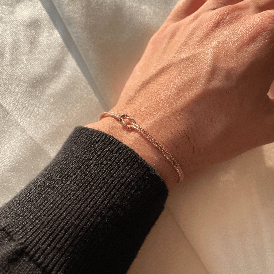 LUNA | Timeless Love Knot Bracelet in Minimalist Style 4