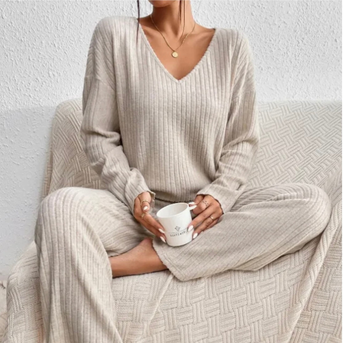 Lena – Stylish Knitted Set with V-neck | Comfort & Elegance 2