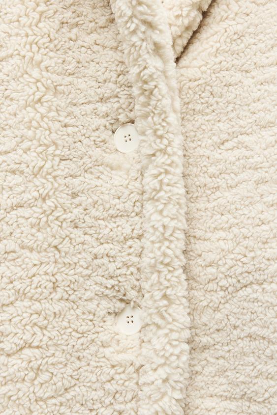 Long Women's Winter Coat Made of Soft Teddy Fabric with Lapel Collar and Side Pockets for Extra Warmth and Comfort 3