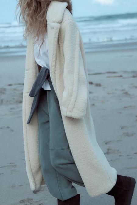 Long Women's Winter Coat Made of Soft Teddy Fabric with Lapel Collar and Side Pockets for Extra Warmth and Comfort 4