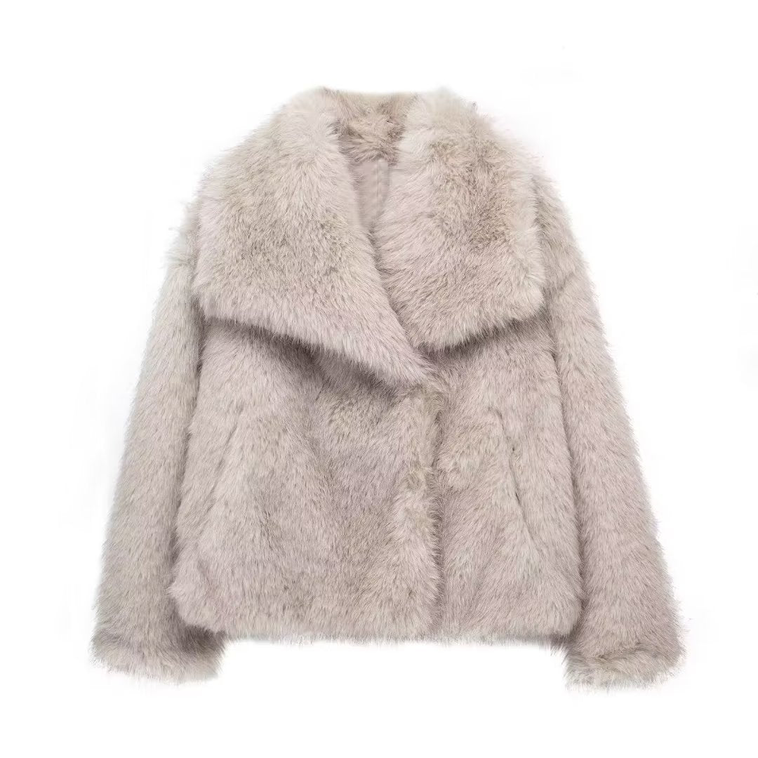 Luxury plush women's winter coat with turn-down collar | Trendy cropped style 10