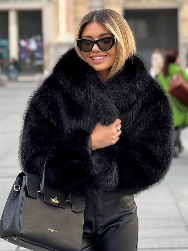 Luxury plush women's winter coat with turn-down collar | Trendy cropped style 2