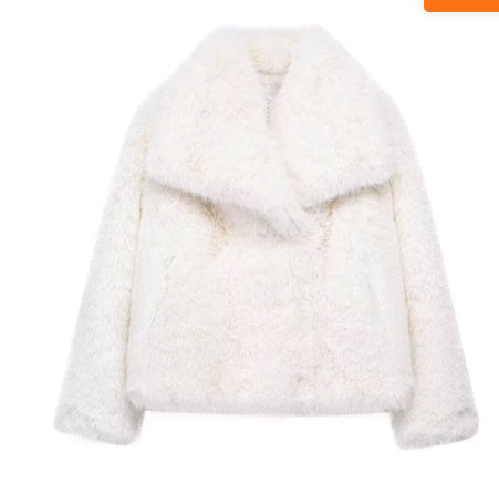 Luxury plush women's winter coat with turn-down collar | Trendy cropped style 8