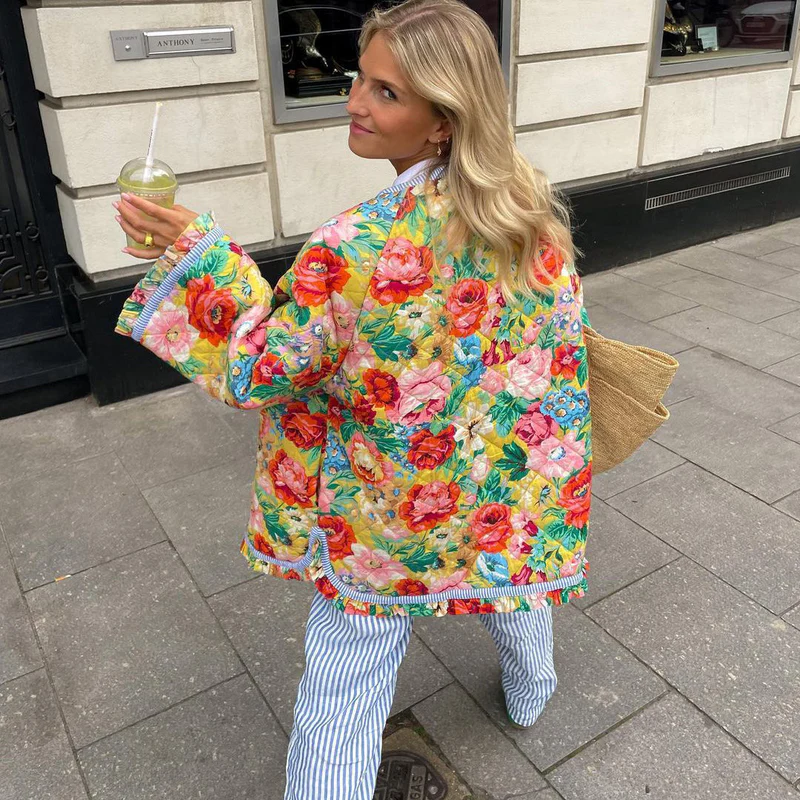 MIRELLA | Quilted floral coat with wooden buttons 7