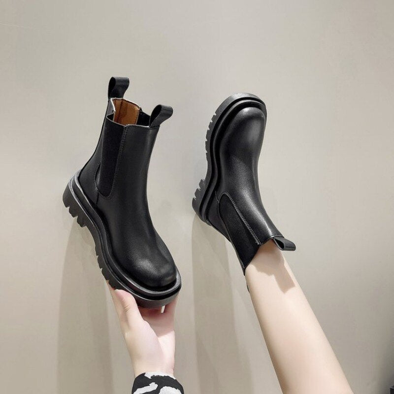 Rina Women's Boots Black | Retro Style with Sturdy Heel 2