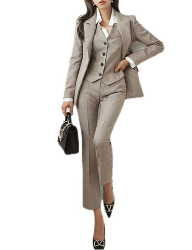 Solenne | Elegant 3-Piece Set for Women with Timeless Class 4